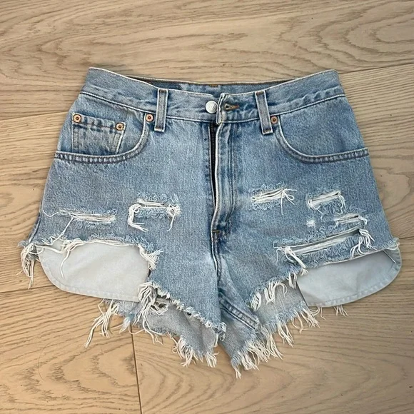 Levi’s 550 Distressed Shorts - Picture 1 of 3